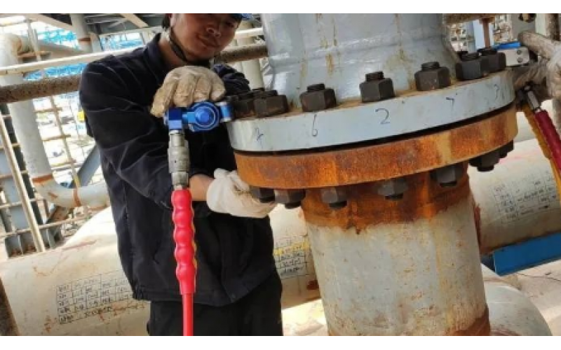 冶金余热回收设备螺栓安装预紧选用KWZKmk体育在线注册,mk体育（中国）液压力矩扳手